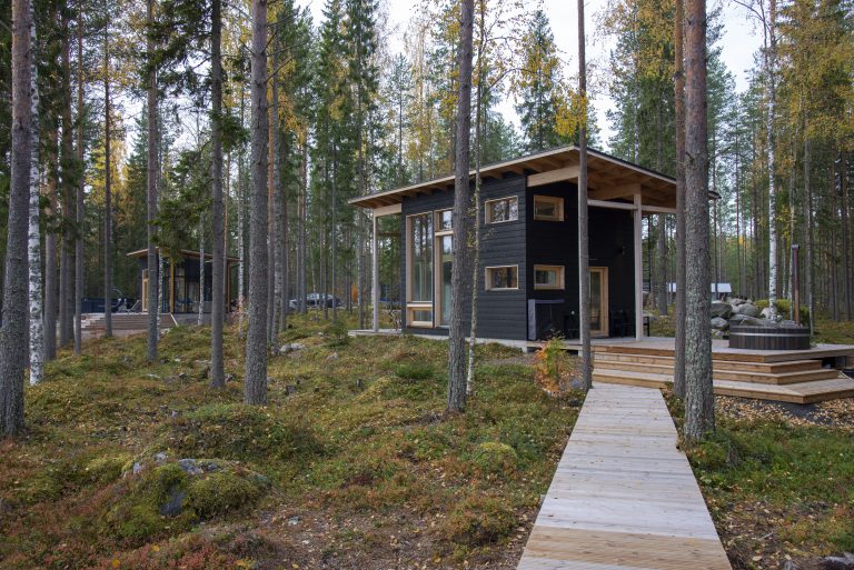 Merkkipäivä luonnossa retkikartan ja eväiden kanssa